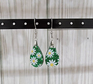 Daisies on green glitter