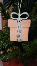 Load image into Gallery viewer, Present Ornament/Gift Tag
