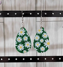 Load image into Gallery viewer, Daisies on green glitter
